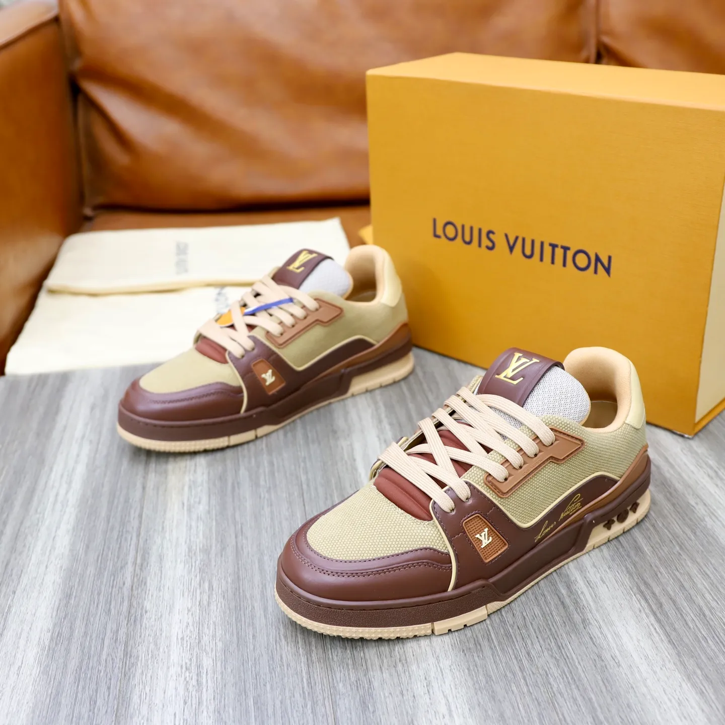Ex-factory price: 780💰Original development, quality shipping, welcome to compare ❥❥❥❥❥❥LV sneaker series LV Trainer Maxi sneakers introduce the loose silhouette of the ready-to-wear series into the LV Trainer sneaker design written by Virgil Abloh, making an eye-catching appearance in the spring and summer men's wear shows. The cow leather upper is combined with rough fabric laces, and colorful beading highlights the brand's classic elements. LV letters mark the tongue and Monogram floral outsole. Mixed materials Made of first-layer cowhide, wrapped in imported custom-printed denim, thick shoelace design, large Monogram print on the side, "lv 54" badges on the tongue and heel, rubber outsole decorated with Monogram flowers, mesh lining and cotton feet, the comfort is as extreme as ever, premium heritage, quality first, worth owning! Size: 35-40 for women, 39-44 for men (custom-made sizes 38 and 45 are non-refundable)